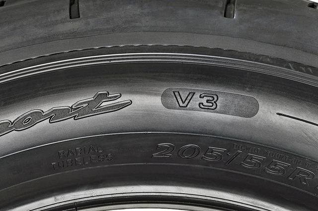 画像: サイドウオールには「V3」のロゴが入る。