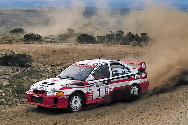 画像: 1998年、ランエボVを投入した三菱はWRCに挑戦すること20余年にして、ついにマニュファクチャラーズチャンピオンを獲得した。