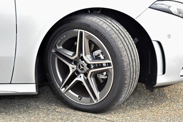 画像: 225/45R18タイヤ(撮影車はハンコック VENTUS)とAMG5ツインスポークホイール、AMGロゴ付きブレーキキャリパーはAMGラインのセットオプション。