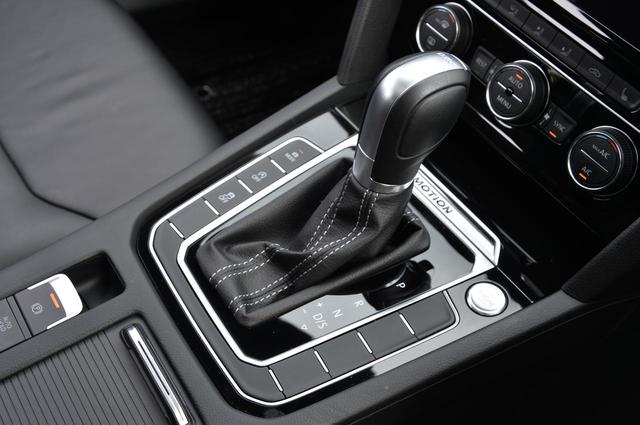 画像: トランスミッションは7速DCT(DSG)。パドルシフトも標準装備される。