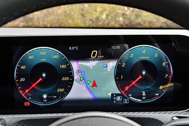 画像: メーターパネルは10.25インチの全面モニター。表示スタイルは変更でき、中央部はインフォメーションディスプレイとなっている。