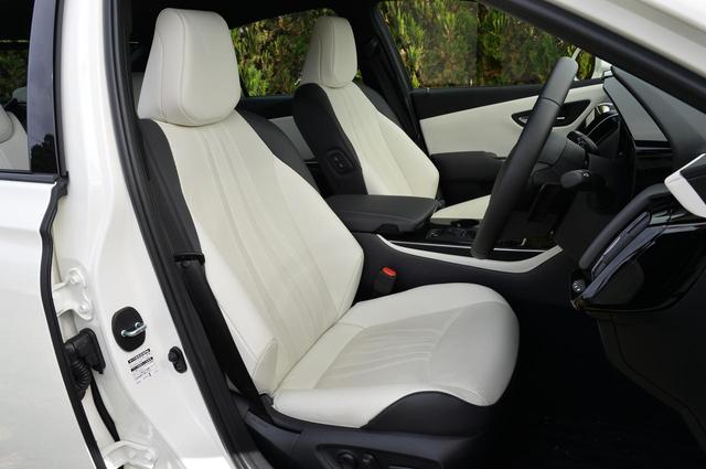 画像: 試乗車はレザーシートパッケージ(オプション。23万7600円)装着車。ホワイトカラーで、シート表皮は本革、ドアトリムやインパネは合成皮革となる。