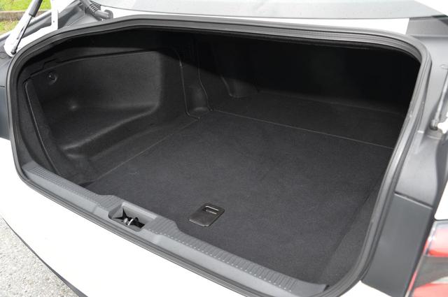 画像: トランクルーム。実際に試したが8.5インチのキャディバッグを4つ搭載することができた。