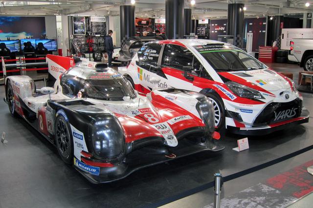画像: TS050 ハイブリッド(左)とヤリスWRC(右、レプリカ)