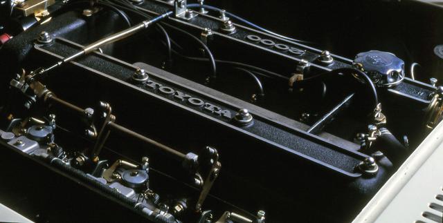 画像: 直列6気筒の2L DOHCは2バルブだったが、グロスで150psと18.0kgmを発生した。
