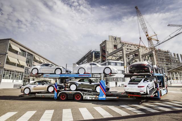 画像1: ここでは主に718、911などの2ドアモデルが生産される。唯一の4ドアはこれから生産されるタイカンだ。