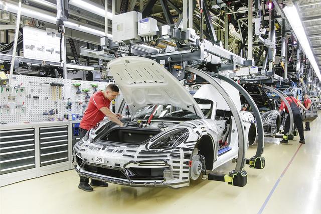 画像2: ここでは主に718、911などの2ドアモデルが生産される。唯一の4ドアはこれから生産されるタイカンだ。