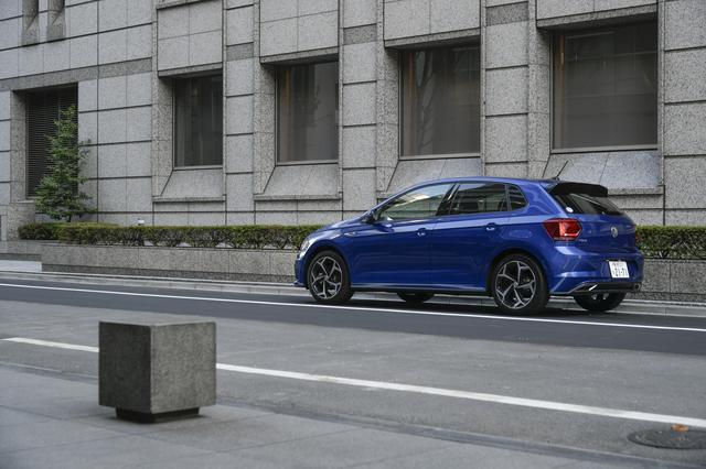 画像: タイヤは215/45R17でGTIと同じサイズ。アルミホイールのデザインはTSI Rライン専用。