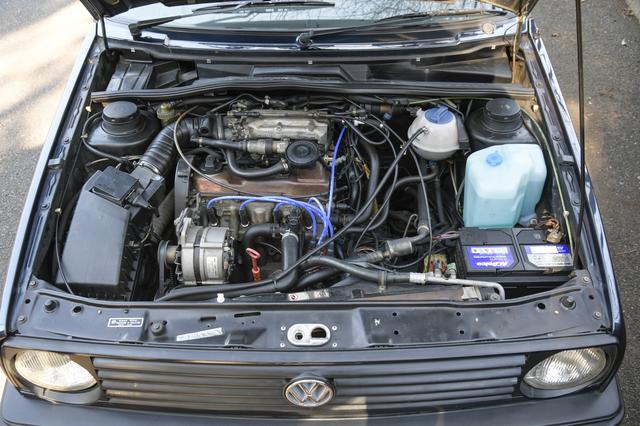 画像: 余裕ある空間が新鮮な印象を与えてくれるエンジンルーム。1.8L直列4気筒SOHCエンジンと3速ATの組み合わせはトルクフルな走りを見せた。