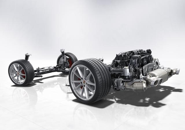 画像: エンジンマウントの位置を変更し168mm前方にしてフレームに直接固定した。これによりねじり剛性が向上、振動や騒音を抑えている。