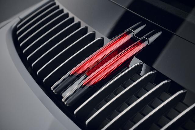 画像: リアに縦型のルーバーを装備したデザインはタイプ991と同じだが、そこに新たにストップランプも組み込まれた。