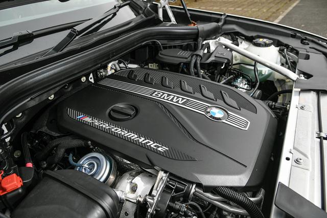 画像: M40dの3L直6ディーゼルターボ「B57D30B型」エンジンは、カバーに「M PERFORMANCE」と刻まれる。