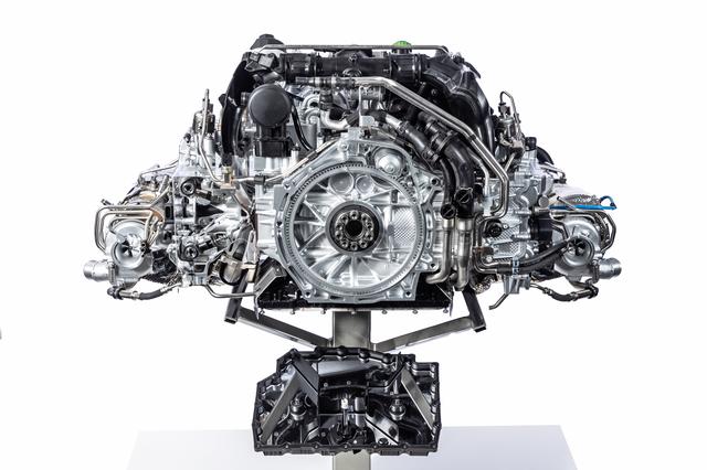 画像: タイプ991同様3L水平対向ツインターボエンジンを搭載する。総排気量は2918cc、ボア91.0mm×ストローク76.4mmもキャリーオーバーだが、最高出力は30ps、最大トルクは30Nm向上した。