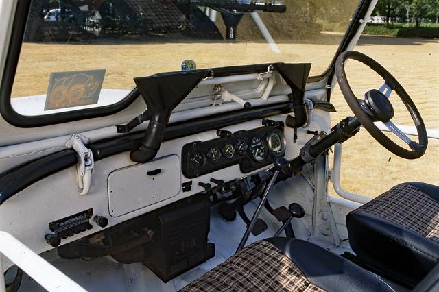 画像: インパネまわりは、基本的にベース車のジープと大きく変わらない。