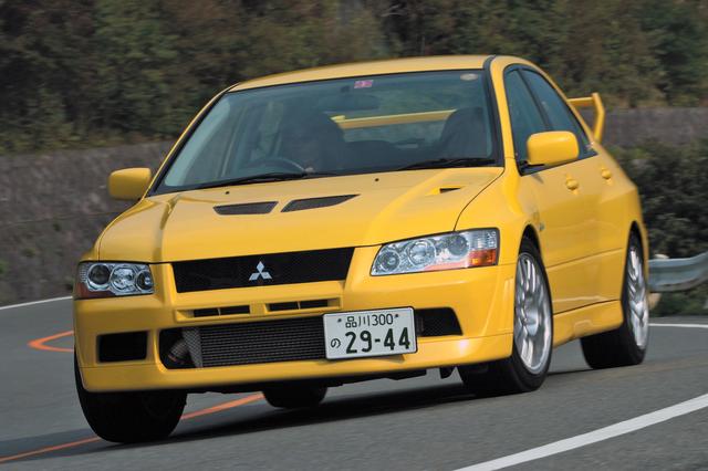 画像: 再び別モデルのランサーが登場。革新装備満載のエボVII