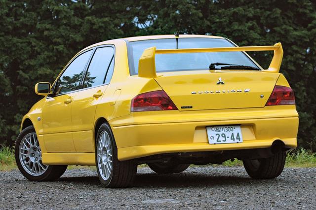 画像: 2001年に登場したランサーエボリューションVIIは、ランエボVIまでの力強さから、より洗練されたデザインに。リアウイングは、仰角4段調整式で最適な空力特性を確保した。