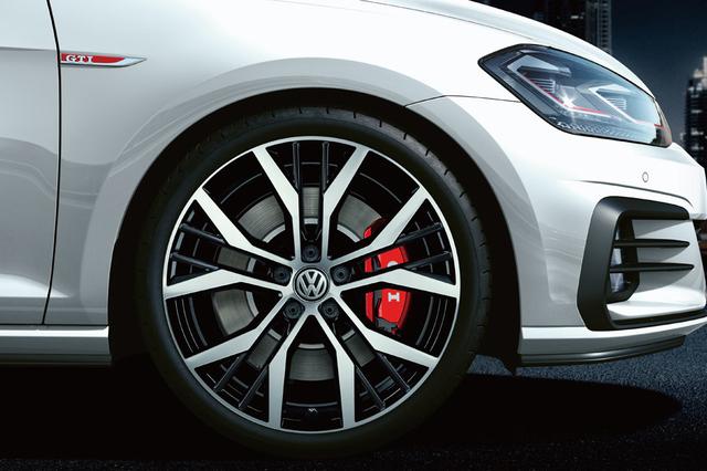 画像: レッドにペイントされたフロントブレーキキャリパーには「GTI」の文字が記される。タイヤサイズは235/35R19。