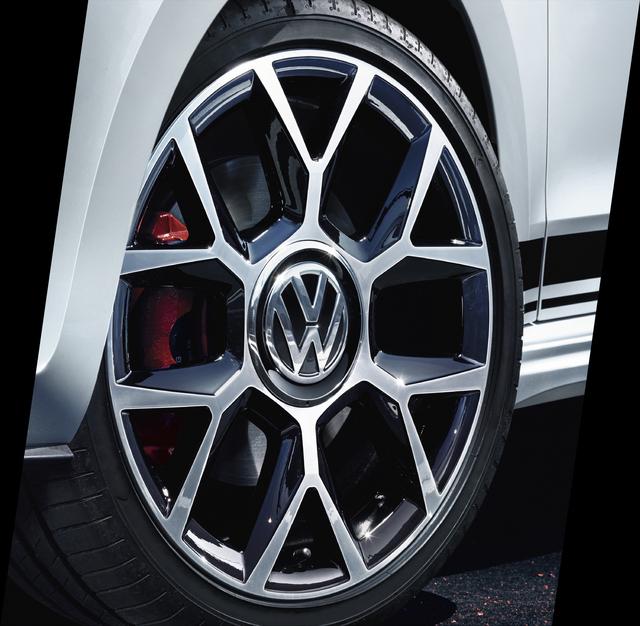 画像: 17 インチアルミホイールに195/40R17 タイヤを装着。