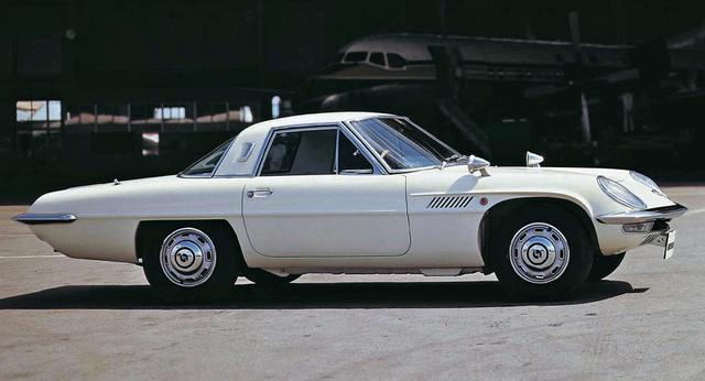 画像: コンパクトなキャビンにロングテールの独特のスタイリング。車重は1トンを切る軽量だった。
