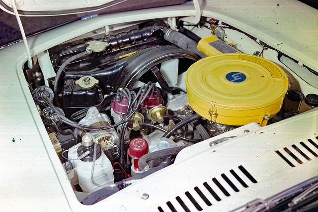 画像: 491cc×2の10A型は110psを発生。7000rpmまで一気に吹け上がり、前期型でも最高速度185km/h、0-400m加速16.3秒を誇った。