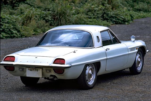 画像: バンパーで2分割されたテールランプもユニーク。写真の車両は後期型だが、リアからは前期型と識別しにくい。