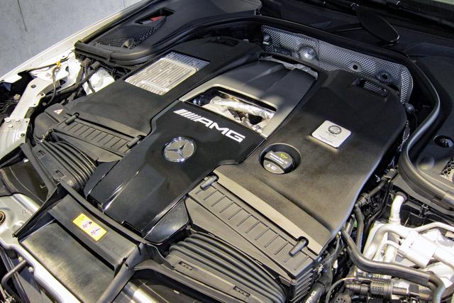 画像: 639psと900Nmを発生する4LのV8ツインターボ。