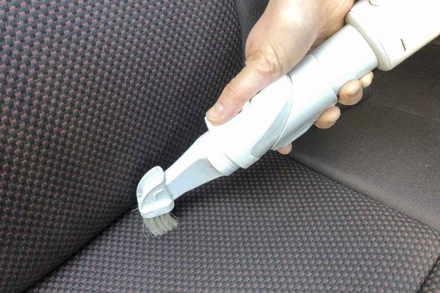 画像: 車内のホコリを飛び散らせないよう、掃除機でクリーニングするのが基本。小さなホウキを使えばもっと手軽に清掃できる。
