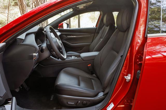 画像: ハッチバックのフロントシート。運転席にはチルト機構を標準装備している。