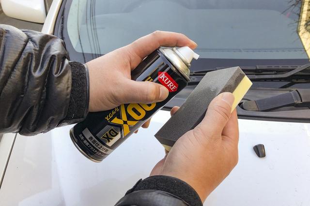 画像: 自動車用品量販店やホームセンターで売っている樹脂用ケミカル剤を使って、樹脂パーツを黒く復活させる。