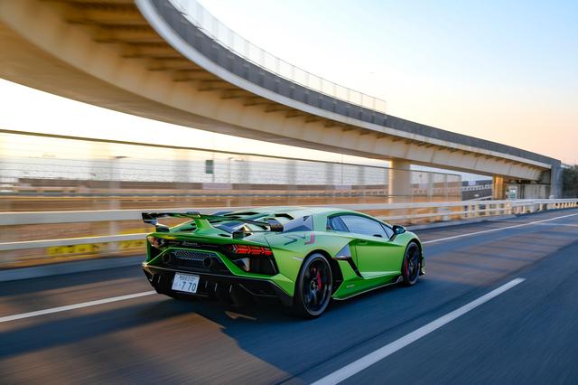 画像: 本領発揮はやはりサーキット。限界走行でのパフォーマンスを支えるのは、足元から極められた高い操作性の数々なのだ。