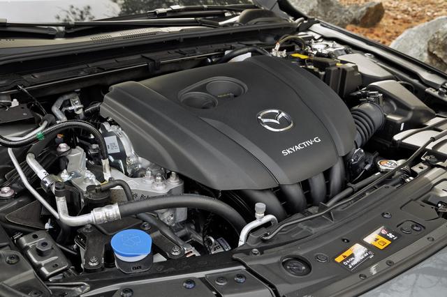 画像: セダンのエンジンは北米仕様の2.5L自然吸気。ミッションは6速ATが組み合わされていた。