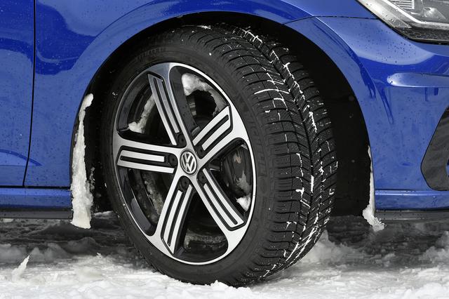 画像: 純正ホイールにミシュランのスタッドレスタイヤを装着。サイズは225/40R18。