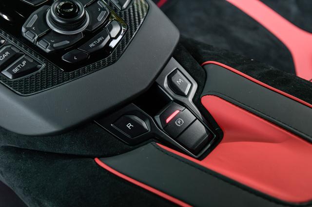 画像: トランスミッションのマニュアル/オート、リバースへの切り替えは、このスイッチで行う。その後はパドルで操る。