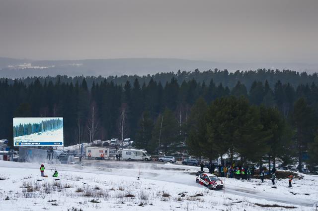 画像: 雪と氷のラリーと言われるラリー・スウェーデンだが、午後になるとその雪が溶けてグラベル&マッドの路面になるところも見られる。