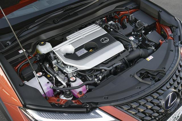 画像: 250hは、2L直4直噴エンジンとモーターを組み合わせたハイブリッド。この組み合わせはレクサス車として初。