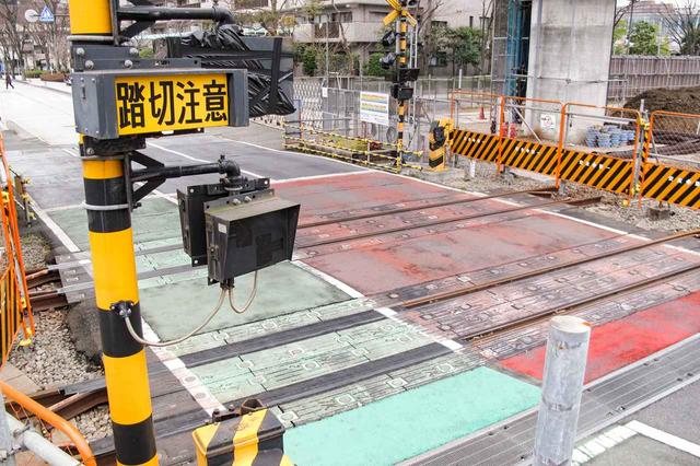 画像: 踏切はあるものの、線路は繋がっていない。この踏切で、一時停止しますか?