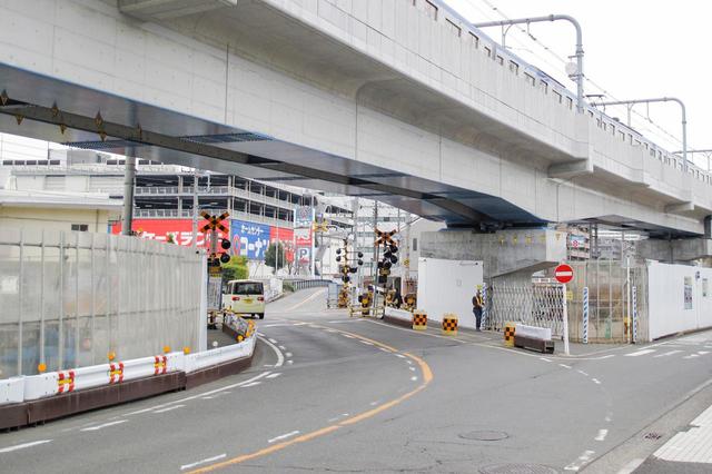 画像: 高架化が完了した相鉄線 星川駅近くの踏切。もちろん、これは一時的なものでまもなく撤去された。