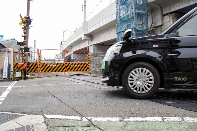 画像: 廃線でも線路があることに変わりはなく、路面には段差がある。