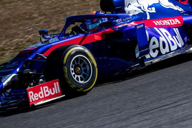 画像: レースの行方に大きな影響を与えるタイヤ。バルセロナのテストでも各チームはいかにその性能を使うかに腐心、ピレリもいかに安定した性能を発揮するか開発を続けている。