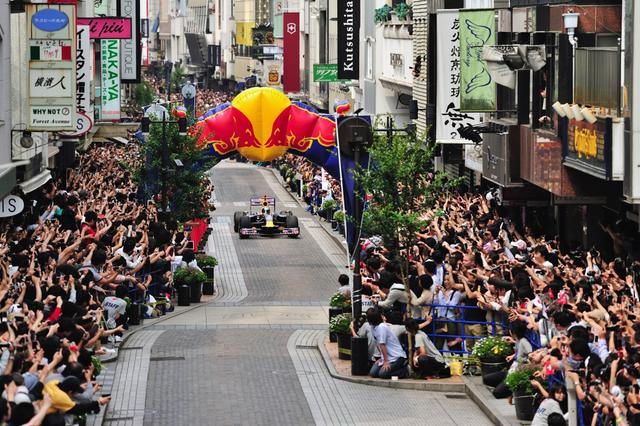 画像: 2011年6月、横浜・元町で行われたショーランの様子。ギャラリーの数がスゴい!
