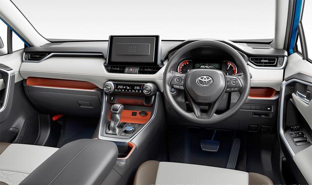 画像: トヨタらしい、上質感のあるインテリア。北米仕様のミッションは8速AT(ガソリン車)。