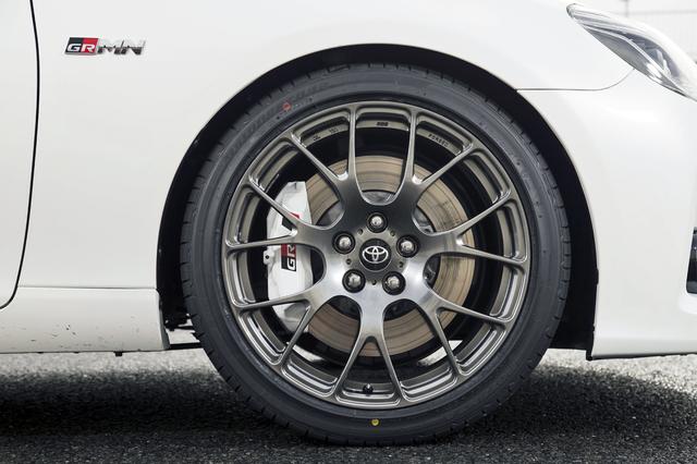 画像: 19インチのBBS製鍛造アルミホイールに前後異径のポテンザRE050Aを装着。ブレーキはホワイト塗装のGR専用キャリパー(前対向4ポット)にスポーツパッドを組み合わせる。