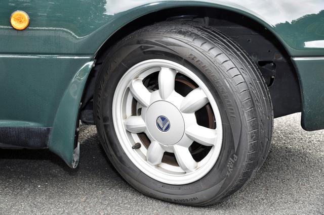 画像: 試乗車のブリヂストンSF325185/60R14は、2017年にレストア用に復刻されたタイヤ。こうしたものが出るのもロードスターならでは。