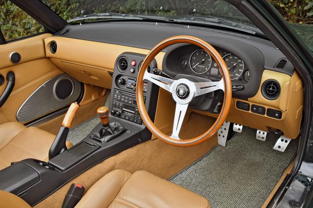 画像: 試乗車の「Vスペシャル」は、ナルディのウッドステアリング、ウッドシフトノブ、ウッドサイドブレーキレバーを装備してブリティッシュスポーツ風にまとめられていた。