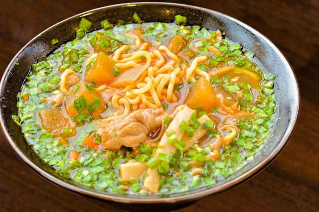 画像: 「スタミナニララーメン(780円)」。もともとこの店で人気の高い「モツ煮料理」をベースに、地元の特産であるニラを組み合わせて、オリジナルのしょう油ラーメンに仕上げた。