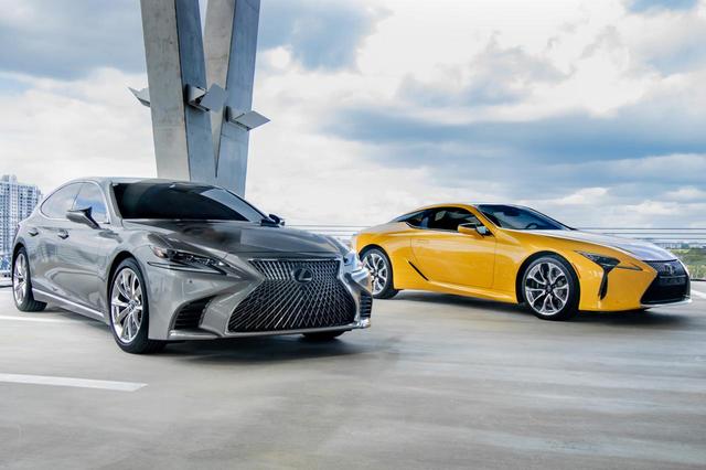 画像: フラグシップセダンのLS(左)と、ラグジュアリークーペのLC(右)。