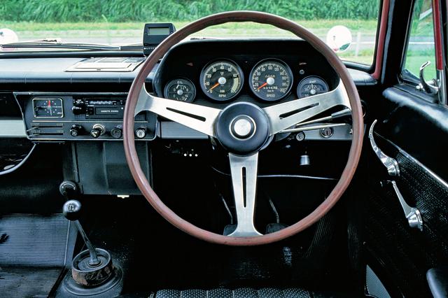 画像: 丸形メーターにナルディタイプの3スポークハンドル、ブラック内装と、競技車両を意識したスパルタンな印象に仕上げられていた。