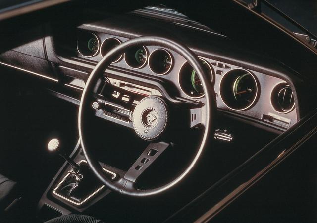 画像: 5速MTモデル。運転席中心のワイドコックピットタイプの計器盤に見やすく配列された 6 連式メーターが美しい。