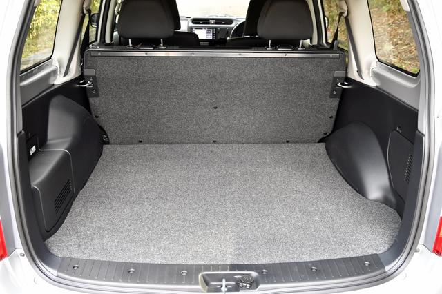 画像: ハイブリッド車の積載量は、写真の5名乗車時で200kg、リアシートを倒した2名乗車時で350kgと、ガソリン車より50kg少ない。