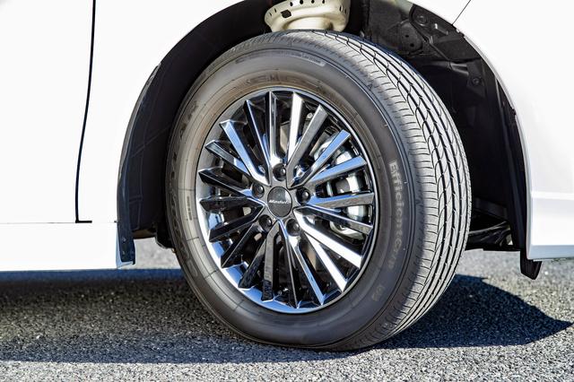 画像: 205/60R16タイヤとアルミホイールを標準装備。ガソリン車はダーククリア塗装の17インチ アルミホイールとなる。